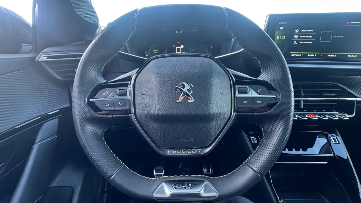 1.2 PURETECH 100PK GT PACK / NAVI / LEDER / CLIMA / PDC / 17" LMV / CAMERA / KEYLESS / APPLE CARPLAY / I-COCKPIT / FULL-LED / 1E EIGENAAR  !!