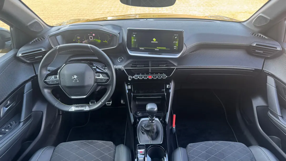 1.2 PURETECH 100PK GT PACK / NAVI / LEDER / CLIMA / PDC / 17" LMV / CAMERA / KEYLESS / APPLE CARPLAY / I-COCKPIT / FULL-LED / 1E EIGENAAR  !!