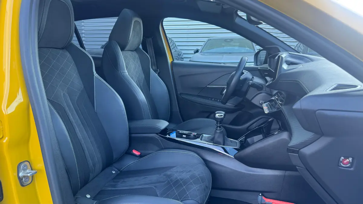 1.2 PURETECH 100PK GT PACK / NAVI / LEDER / CLIMA / PDC / 17" LMV / CAMERA / KEYLESS / APPLE CARPLAY / I-COCKPIT / FULL-LED / 1E EIGENAAR  !!