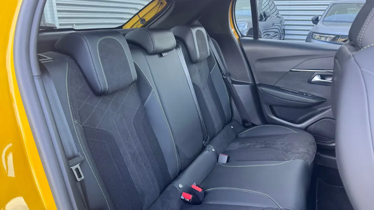 1.2 PURETECH 100PK GT PACK / NAVI / LEDER / CLIMA / PDC / 17" LMV / CAMERA / KEYLESS / APPLE CARPLAY / I-COCKPIT / FULL-LED / 1E EIGENAAR  !!
