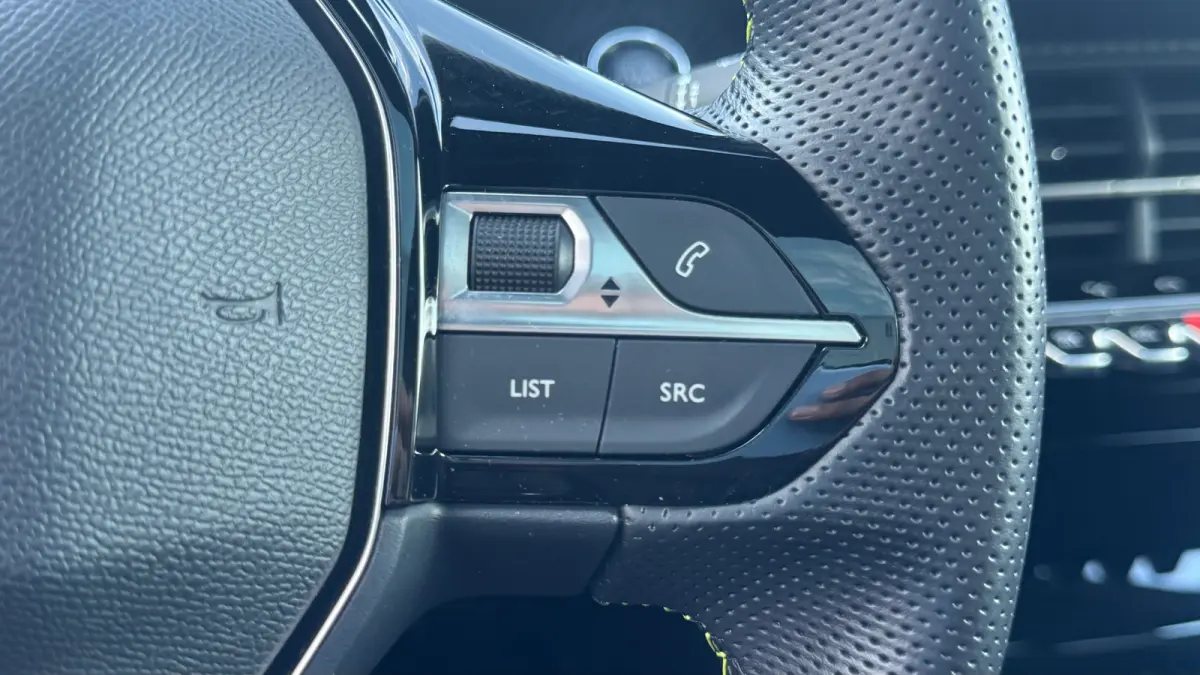 1.2 PURETECH 100PK GT PACK / NAVI / LEDER / CLIMA / PDC / 17" LMV / CAMERA / KEYLESS / APPLE CARPLAY / I-COCKPIT / FULL-LED / 1E EIGENAAR  !!