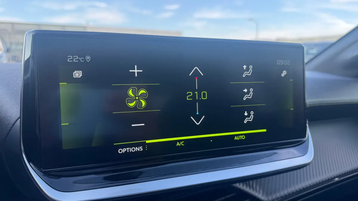 1.2 PURETECH 100PK GT PACK / NAVI / LEDER / CLIMA / PDC / 17" LMV / CAMERA / KEYLESS / APPLE CARPLAY / I-COCKPIT / FULL-LED / 1E EIGENAAR  !!