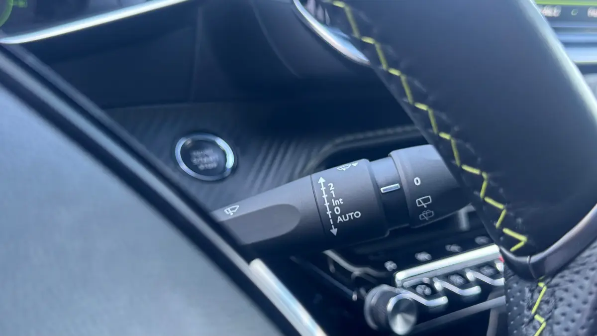 1.2 PURETECH 100PK GT PACK / NAVI / LEDER / CLIMA / PDC / 17" LMV / CAMERA / KEYLESS / APPLE CARPLAY / I-COCKPIT / FULL-LED / 1E EIGENAAR  !!