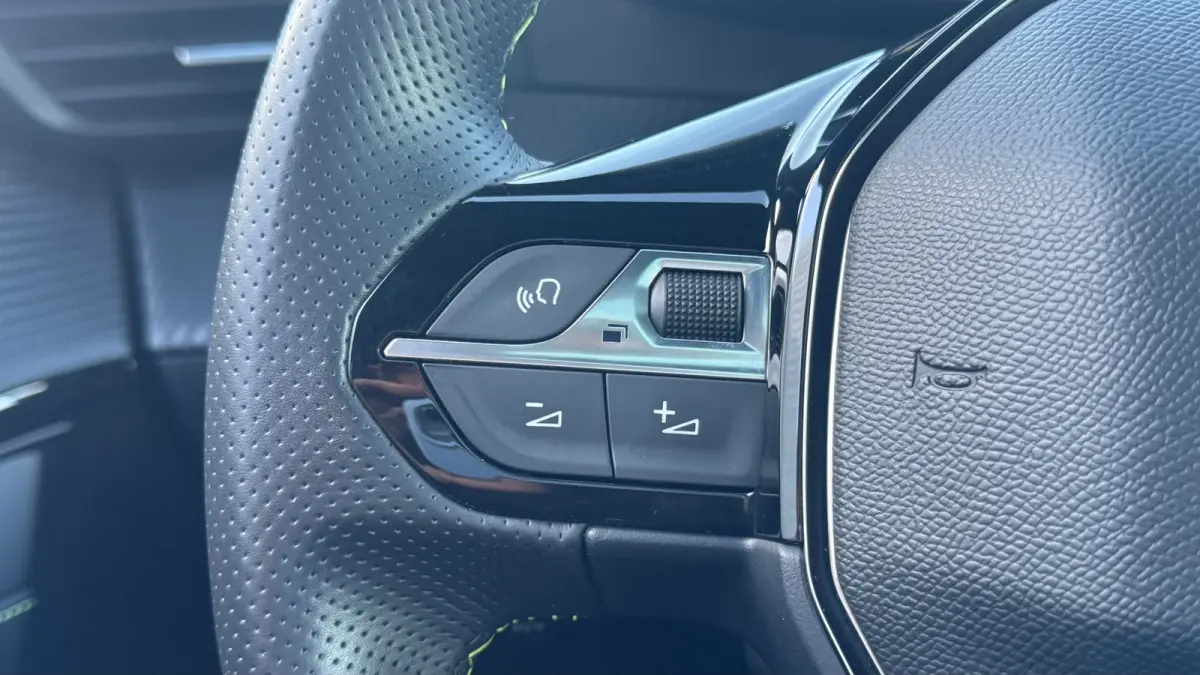 1.2 PURETECH 100PK GT PACK / NAVI / LEDER / CLIMA / PDC / 17" LMV / CAMERA / KEYLESS / APPLE CARPLAY / I-COCKPIT / FULL-LED / 1E EIGENAAR  !!