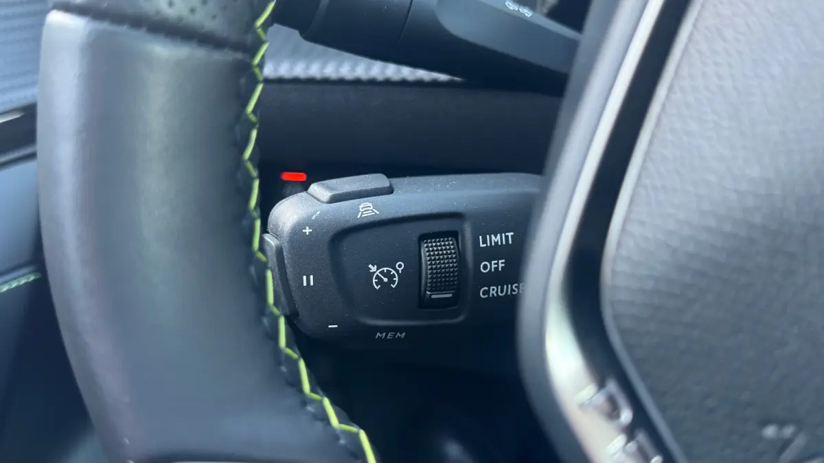 1.2 PURETECH 100PK GT PACK / NAVI / LEDER / CLIMA / PDC / 17" LMV / CAMERA / KEYLESS / APPLE CARPLAY / I-COCKPIT / FULL-LED / 1E EIGENAAR  !!