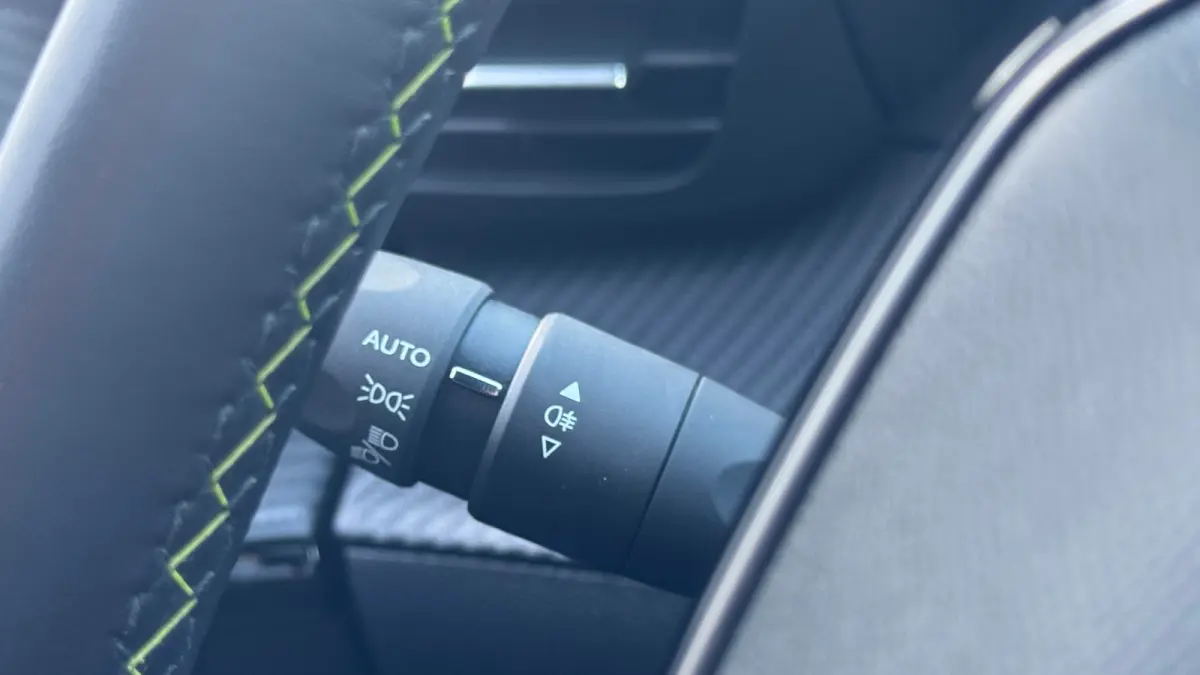 1.2 PURETECH 100PK GT PACK / NAVI / LEDER / CLIMA / PDC / 17" LMV / CAMERA / KEYLESS / APPLE CARPLAY / I-COCKPIT / FULL-LED / 1E EIGENAAR  !!