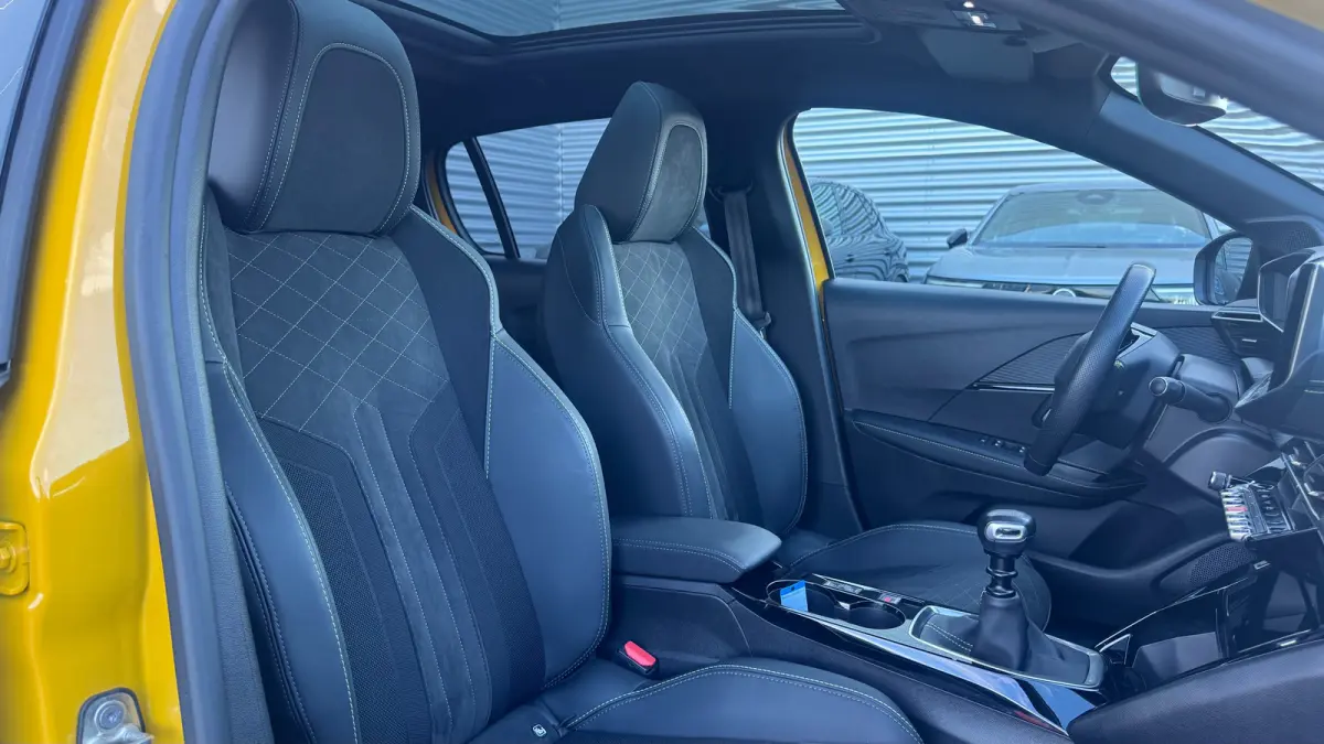 1.2 PURETECH 100PK GT PACK / NAVI / LEDER / CLIMA / PDC / 17" LMV / CAMERA / KEYLESS / APPLE CARPLAY / I-COCKPIT / FULL-LED / 1E EIGENAAR  !!