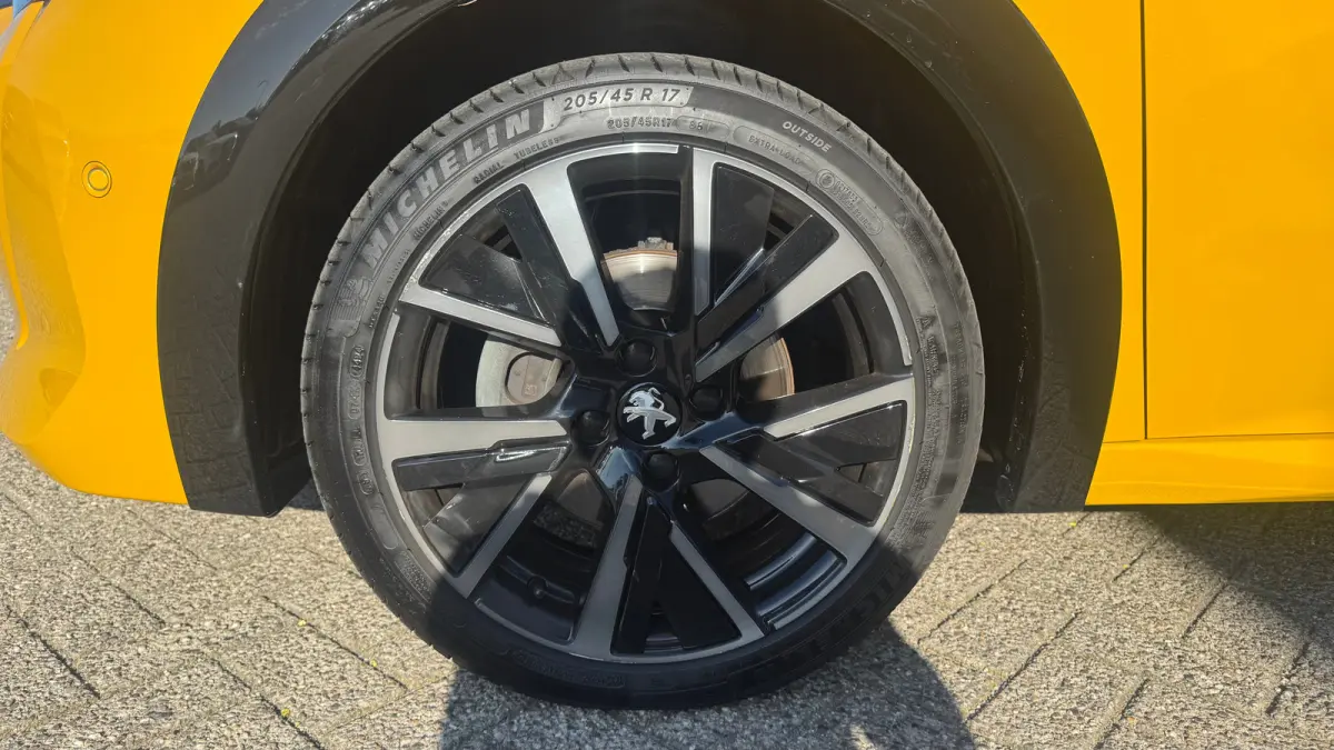 1.2 PURETECH 100PK GT PACK / NAVI / LEDER / CLIMA / PDC / 17" LMV / CAMERA / KEYLESS / APPLE CARPLAY / I-COCKPIT / FULL-LED / 1E EIGENAAR  !!