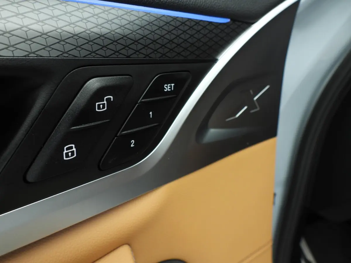 xDrive30e | M-Sportpakket | LED | Leder | HUD | Trekhaak | Keyles go | Stoelverwarming | Elektr. zetels | DAB | Hifi speakers | Alu 21 inch