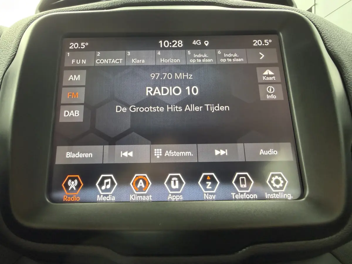 4xe 240 Plug-in Hybrid Electric Trailhawk (Navigatie - LED - Keyless Entry - Parkeersensoren V+A - Automatische Airco - 4WD - 17" incl 4S - Dodehoek detectie)