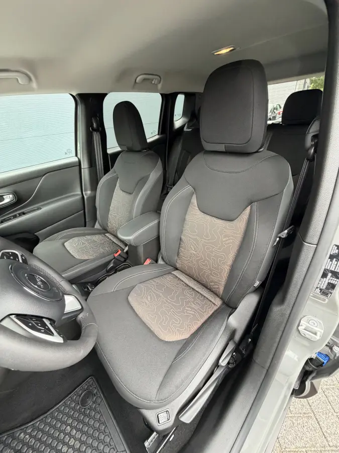 4xe 240 Plug-in Hybrid Electric Trailhawk (Navigatie - LED - Keyless Entry - Parkeersensoren V+A - Automatische Airco - 4WD - 17" incl 4S - Dodehoek detectie)