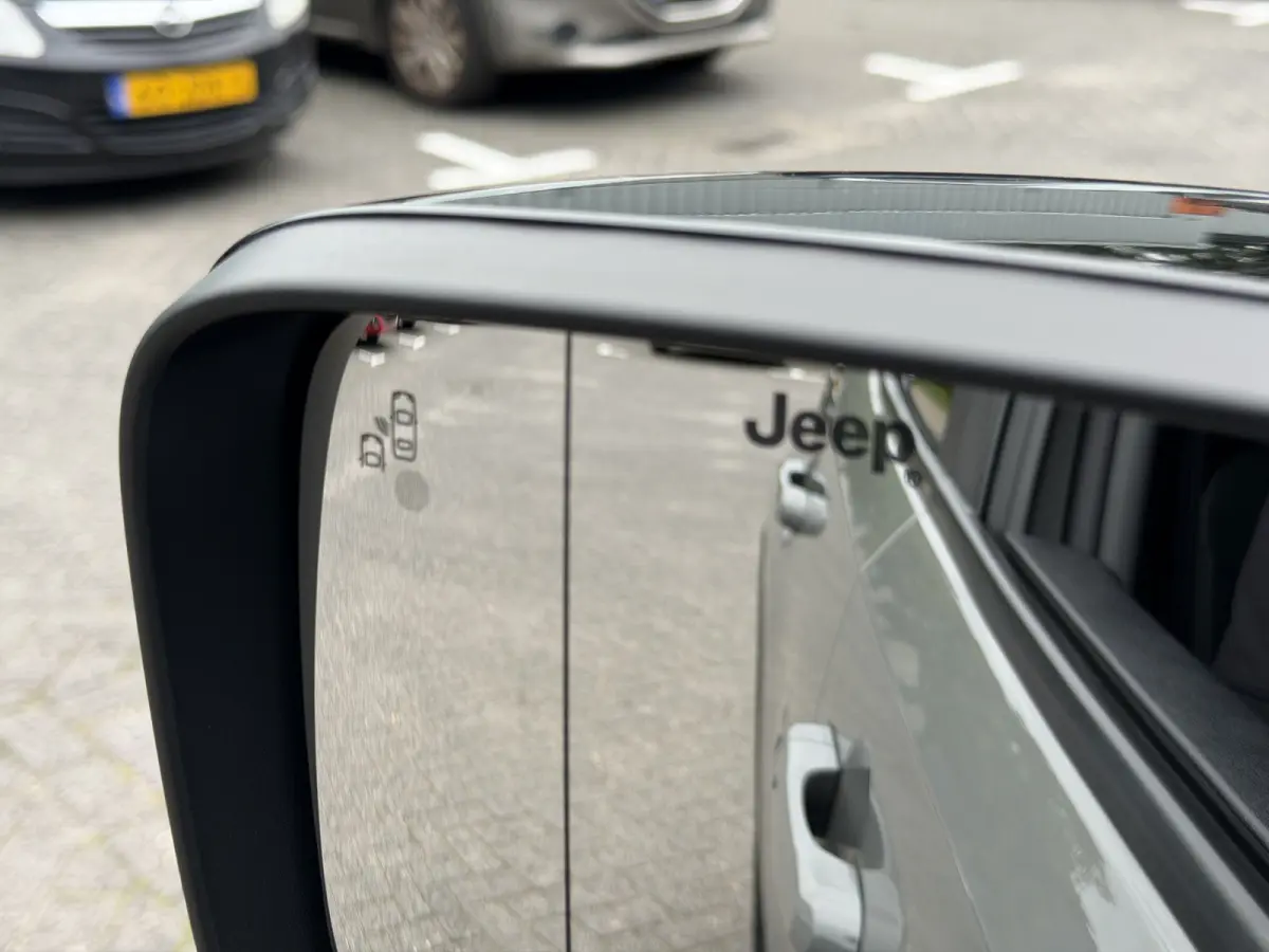 4xe 240 Plug-in Hybrid Electric Trailhawk (Navigatie - LED - Keyless Entry - Parkeersensoren V+A - Automatische Airco - 4WD - 17" incl 4S - Dodehoek detectie)