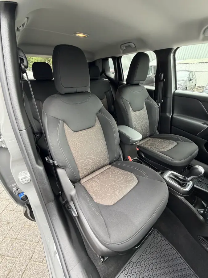 4xe 240 Plug-in Hybrid Electric Trailhawk (Navigatie - LED - Keyless Entry - Parkeersensoren V+A - Automatische Airco - 4WD - 17" incl 4S - Dodehoek detectie)