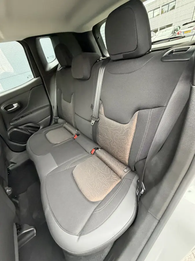 4xe 240 Plug-in Hybrid Electric Trailhawk (Navigatie - LED - Keyless Entry - Parkeersensoren V+A - Automatische Airco - 4WD - 17" incl 4S - Dodehoek detectie)