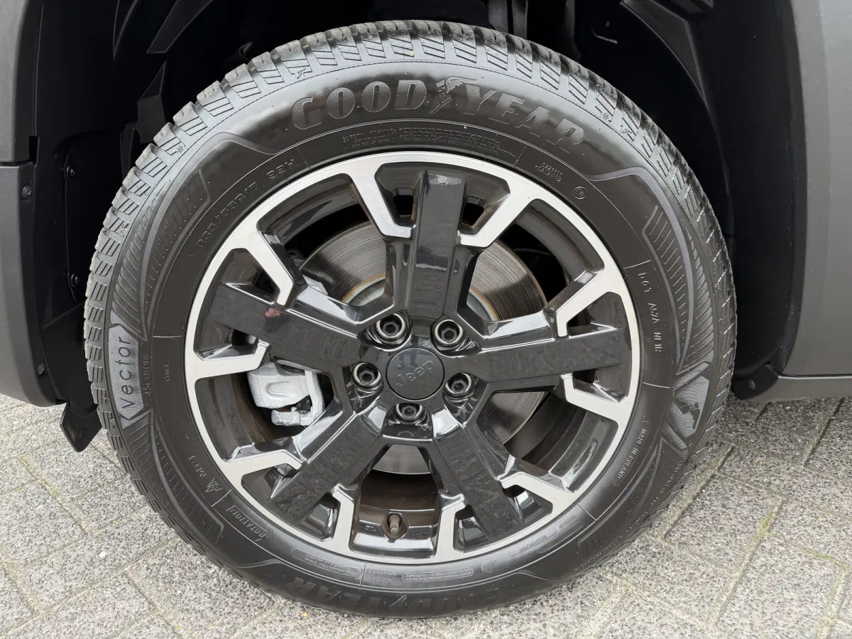 4xe 240 Plug-in Hybrid Electric Trailhawk (Navigatie - LED - Keyless Entry - Parkeersensoren V+A - Automatische Airco - 4WD - 17" incl 4S - Dodehoek detectie)