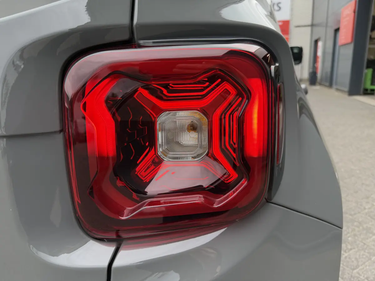 4xe 240 Plug-in Hybrid Electric Trailhawk (Navigatie - LED - Keyless Entry - Parkeersensoren V+A - Automatische Airco - 4WD - 17" incl 4S - Dodehoek detectie)