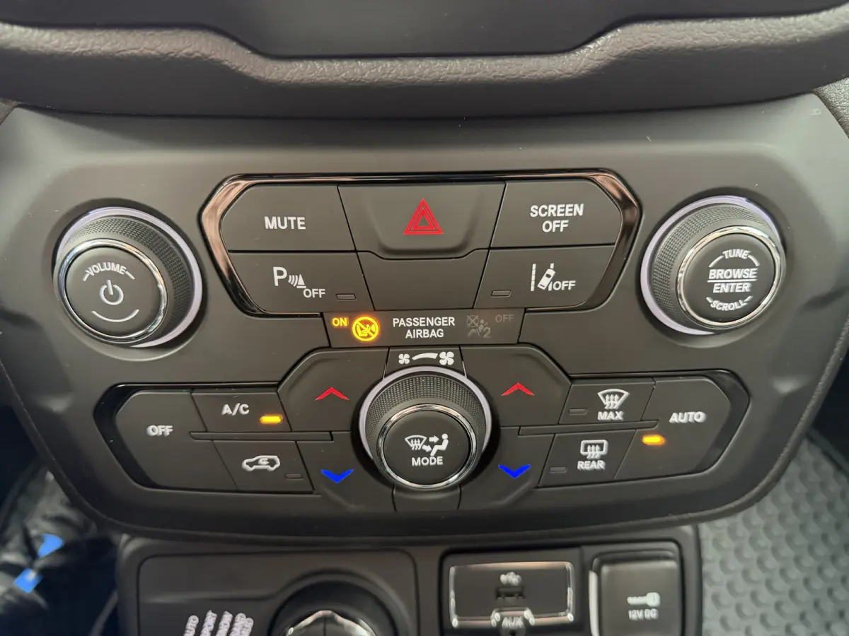 4xe 240 Plug-in Hybrid Electric Trailhawk (Navigatie - LED - Keyless Entry - Parkeersensoren V+A - Automatische Airco - 4WD - 17" incl 4S - Dodehoek detectie)