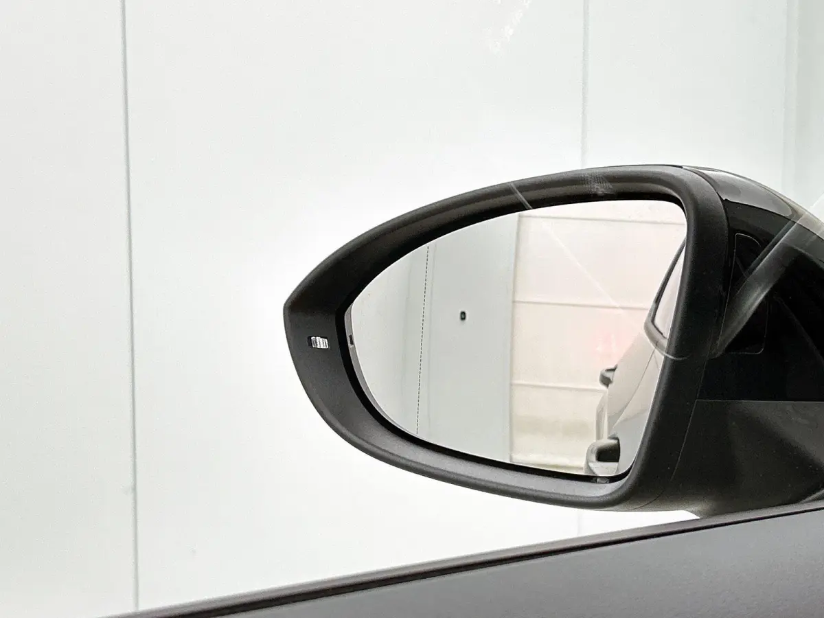 Life 58 kWh | Navigatie | Apple Carplay draadloos | Stoelverwarming | Ruiten getint | 18" Lichtmetalen velgen | Android Auto draadloos | LED verlichting | Camera | Climate control | Dodehoek