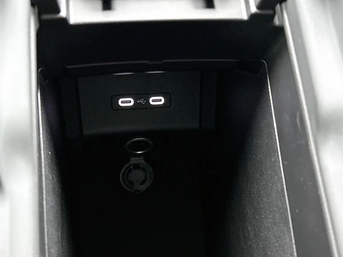 Life 58 kWh | Navigatie | Apple Carplay draadloos | Stoelverwarming | Ruiten getint | 18" Lichtmetalen velgen | Android Auto draadloos | LED verlichting | Camera | Climate control | Dodehoek