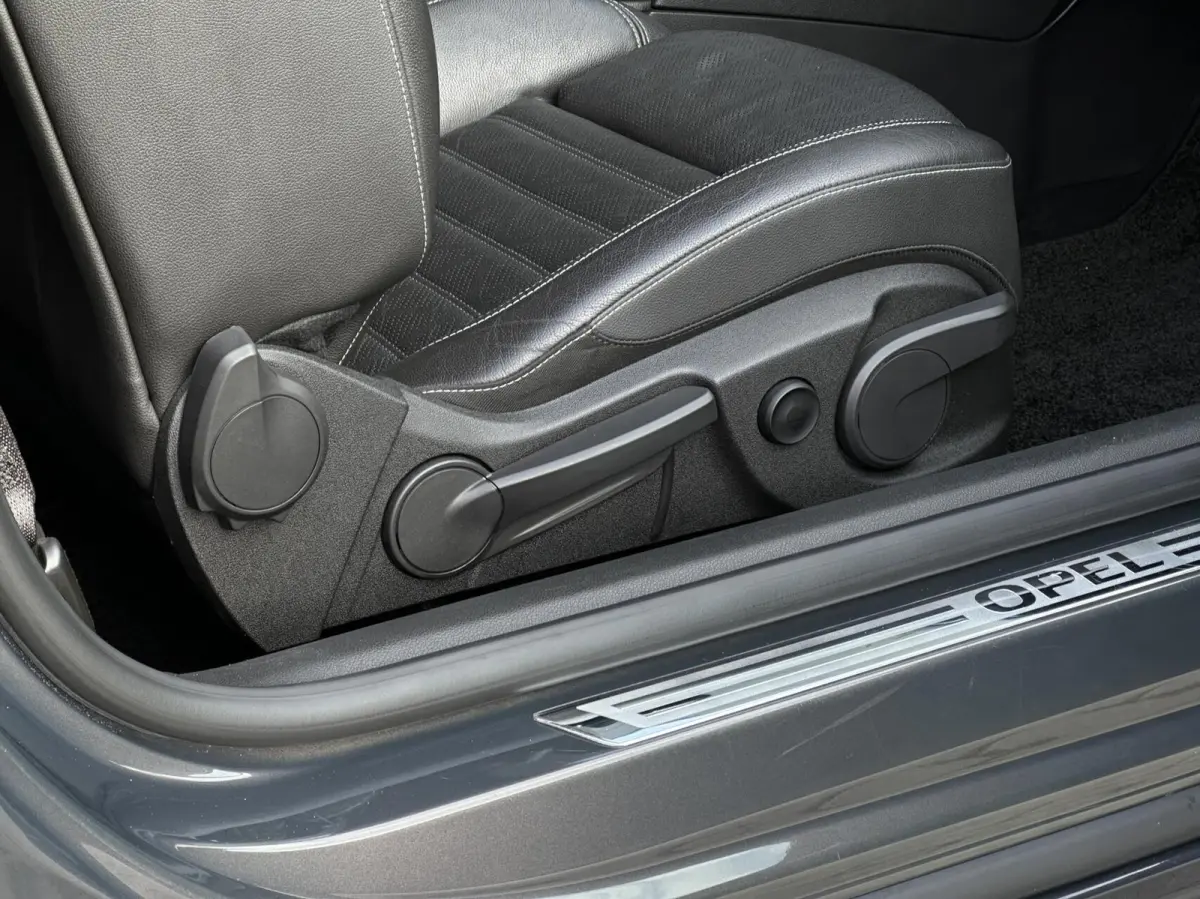 1.6 Turbo Innovation, NL AUTO, NAP, LEDER, NAVI, CAMERA, CRUISE CONTROL, CLIMATE CONTROL, STOEL/STUURVERWARMING, PDC, LED, LICHTMETAAL 19"