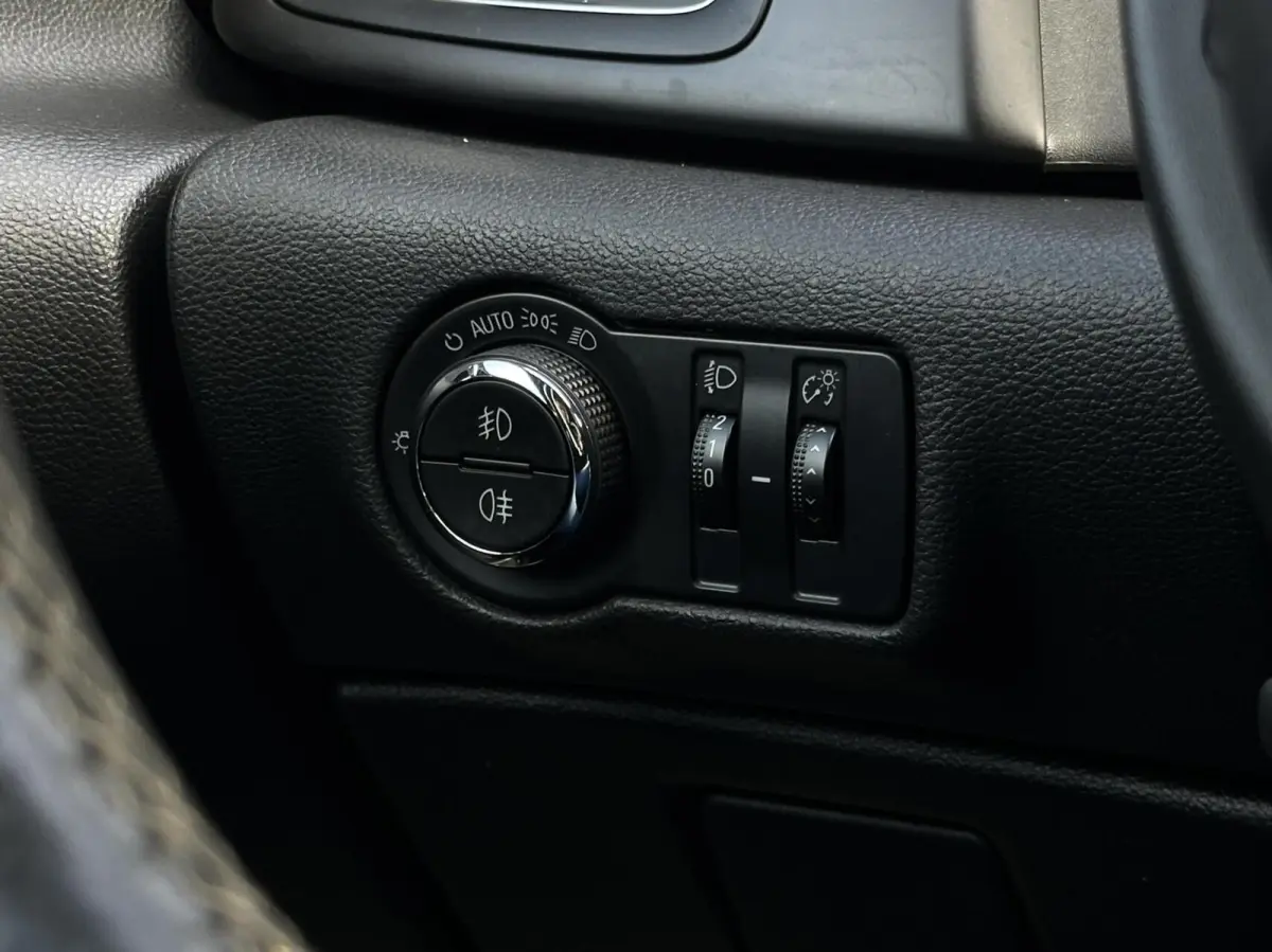 1.6 Turbo Innovation, NL AUTO, NAP, LEDER, NAVI, CAMERA, CRUISE CONTROL, CLIMATE CONTROL, STOEL/STUURVERWARMING, PDC, LED, LICHTMETAAL 19"