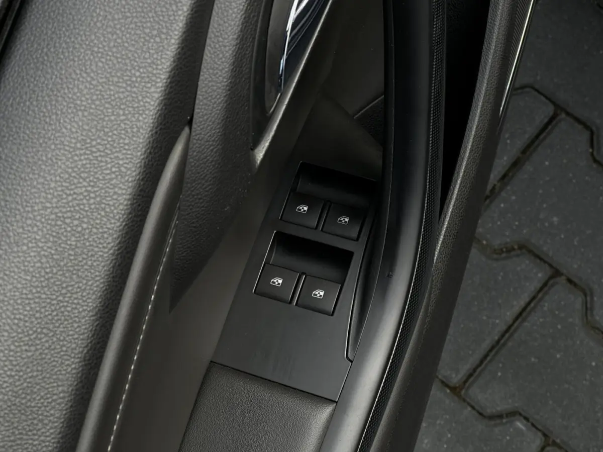 1.6 Turbo Innovation, NL AUTO, NAP, LEDER, NAVI, CAMERA, CRUISE CONTROL, CLIMATE CONTROL, STOEL/STUURVERWARMING, PDC, LED, LICHTMETAAL 19"