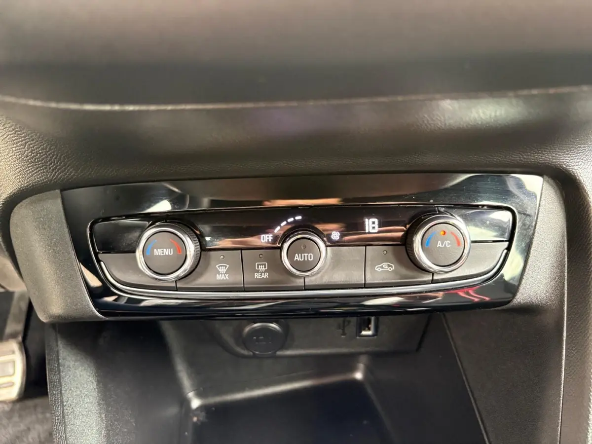 GS Line 50 kWh | Navigatie | Cruise Control | Apple Carplay/Android Auto | Achterruitrij Camera | Lichtmetalen Velgen |