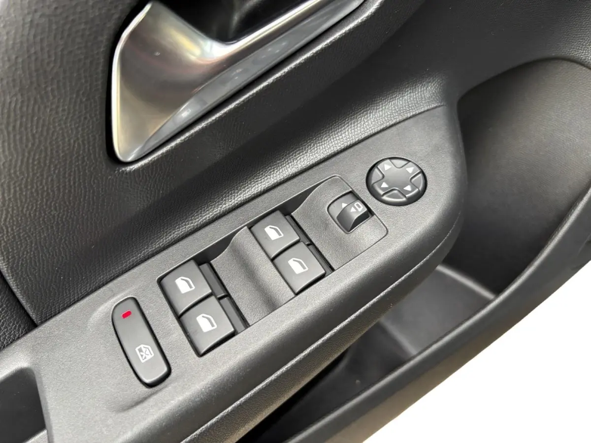 GS Line 50 kWh | Navigatie | Cruise Control | Apple Carplay/Android Auto | Achterruitrij Camera | Lichtmetalen Velgen |