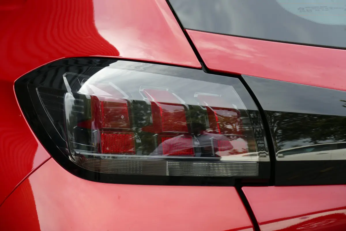 1.2 PURETECH 100PK ACTIVE PACK / STOELVERWARMING / TREKHAAK / 16"LMV / NAVI / LED / AIRCO / LED / PDC / BLUETOOTH / CRUISECONTROL / 2E EIGENAAR / SCHITTERENDE STAAT !!