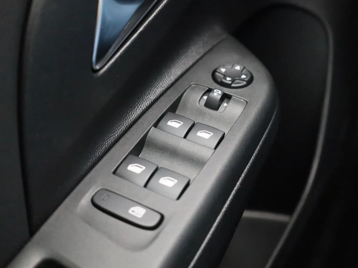 Elegance | APPLE CARPLAY | ANDROID AUTO | ACHTERUITRIJCAMERA | VIRTUAL COCKPIT | CLIMATE CONTROL | CRUISE CONTROL | VERLICHTING AUTOMATISCH | LED VERLICHTING | NAVIGATIE |