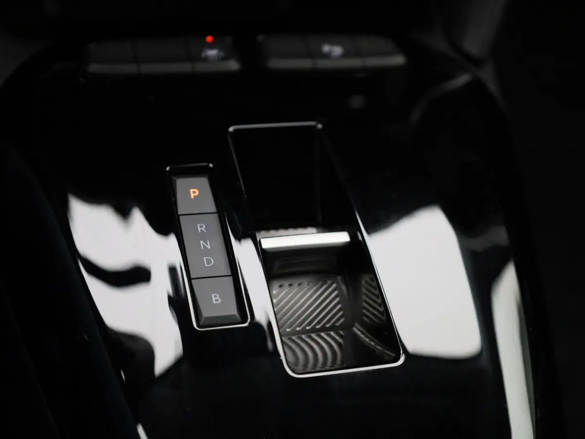 Elegance | APPLE CARPLAY | ANDROID AUTO | ACHTERUITRIJCAMERA | VIRTUAL COCKPIT | CLIMATE CONTROL | CRUISE CONTROL | VERLICHTING AUTOMATISCH | LED VERLICHTING | NAVIGATIE |