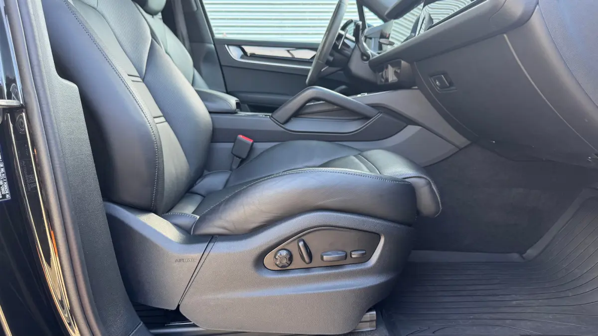 3.0 E-HYBRID 469PK / NAVI / LEDER / CLIMA / LED-MATRIX / 1E EIGENAAR / ORG. NL / BTW AUTO / PANO. DAK / 22" LMV / SOFT-CLOSE / SPORT CHRONO / BOSE / ACHTERASBESTURING / RACE-TEX CARBON STUUR