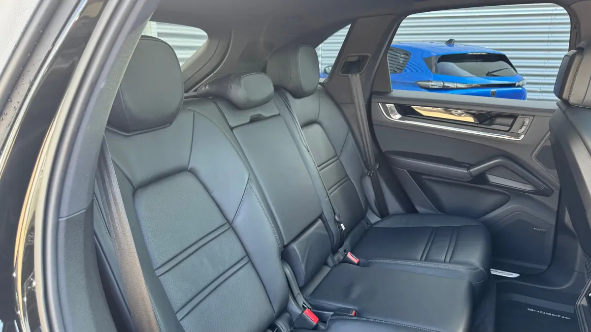 3.0 E-HYBRID 469PK / NAVI / LEDER / CLIMA / LED-MATRIX / 1E EIGENAAR / ORG. NL / BTW AUTO / PANO. DAK / 22" LMV / SOFT-CLOSE / SPORT CHRONO / BOSE / ACHTERASBESTURING / RACE-TEX CARBON STUUR