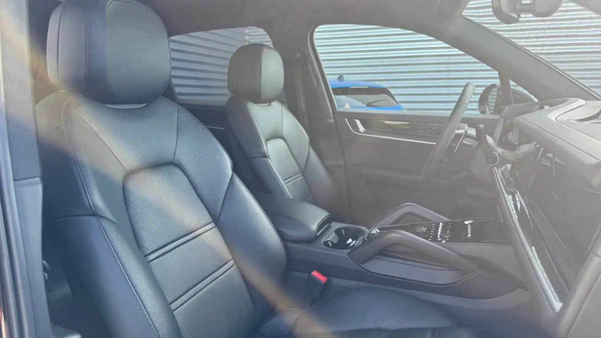 3.0 E-HYBRID 469PK / NAVI / LEDER / CLIMA / LED-MATRIX / 1E EIGENAAR / ORG. NL / BTW AUTO / PANO. DAK / 22" LMV / SOFT-CLOSE / SPORT CHRONO / BOSE / ACHTERASBESTURING / RACE-TEX CARBON STUUR
