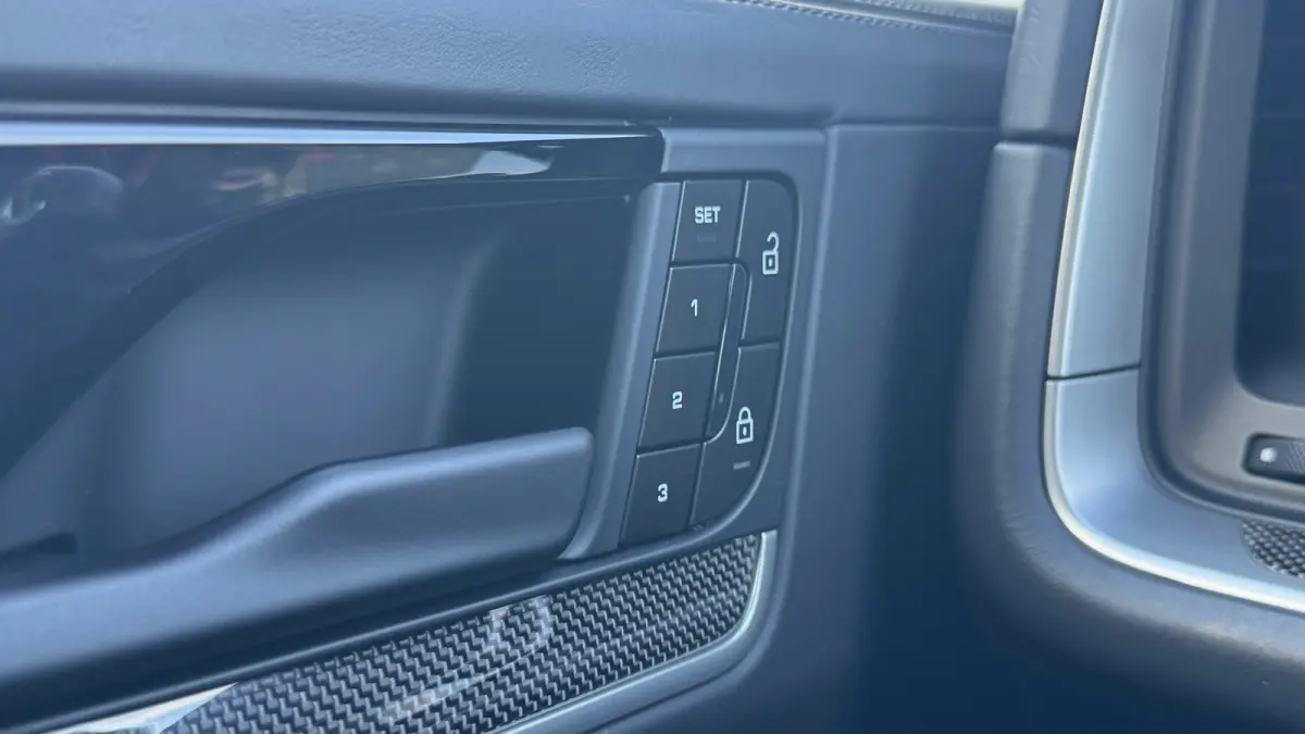 3.0 E-HYBRID 469PK / NAVI / LEDER / CLIMA / LED-MATRIX / 1E EIGENAAR / ORG. NL / BTW AUTO / PANO. DAK / 22" LMV / SOFT-CLOSE / SPORT CHRONO / BOSE / ACHTERASBESTURING / RACE-TEX CARBON STUUR