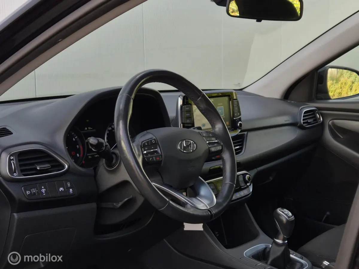 1.0 T-GDI COMFORT/CAMERA/TREKHAAK/LED/15''LMV/CLIMATE/CARPLAY