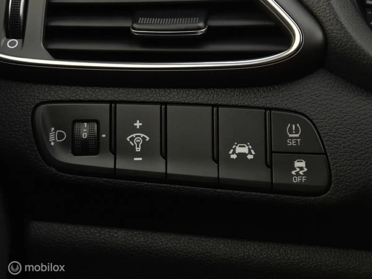 1.0 T-GDI COMFORT/CAMERA/TREKHAAK/LED/15''LMV/CLIMATE/CARPLAY