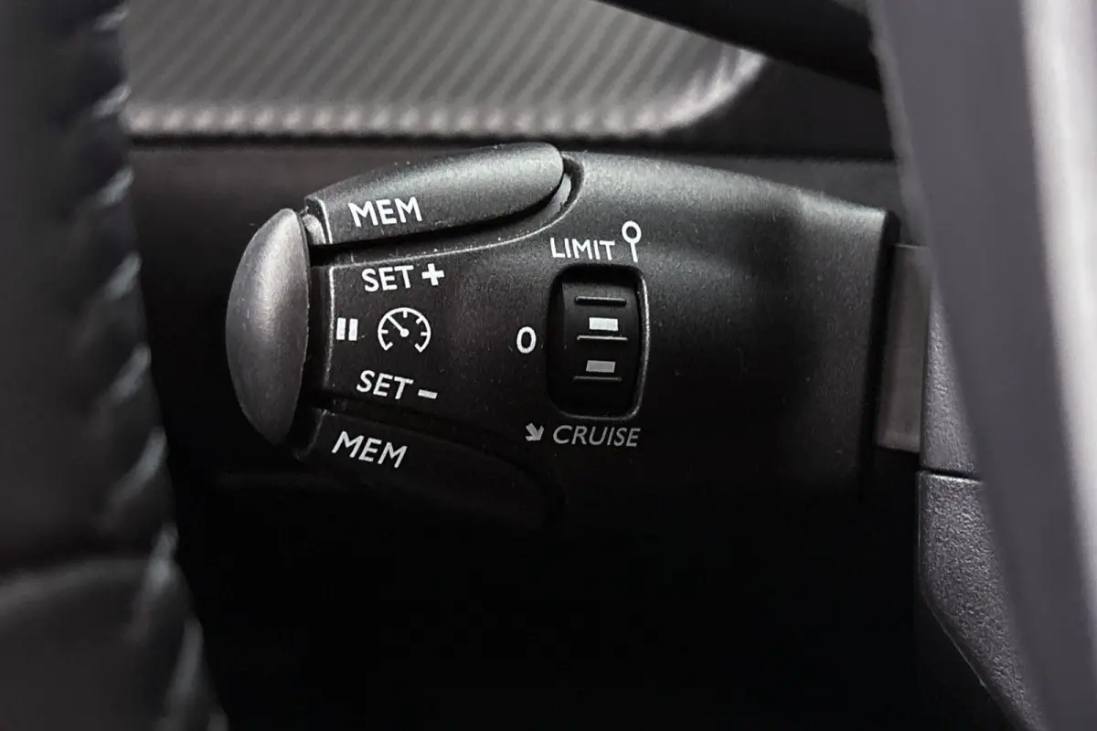 1.2 PureTech 100 Allure Camera Apple CarPlay 17"