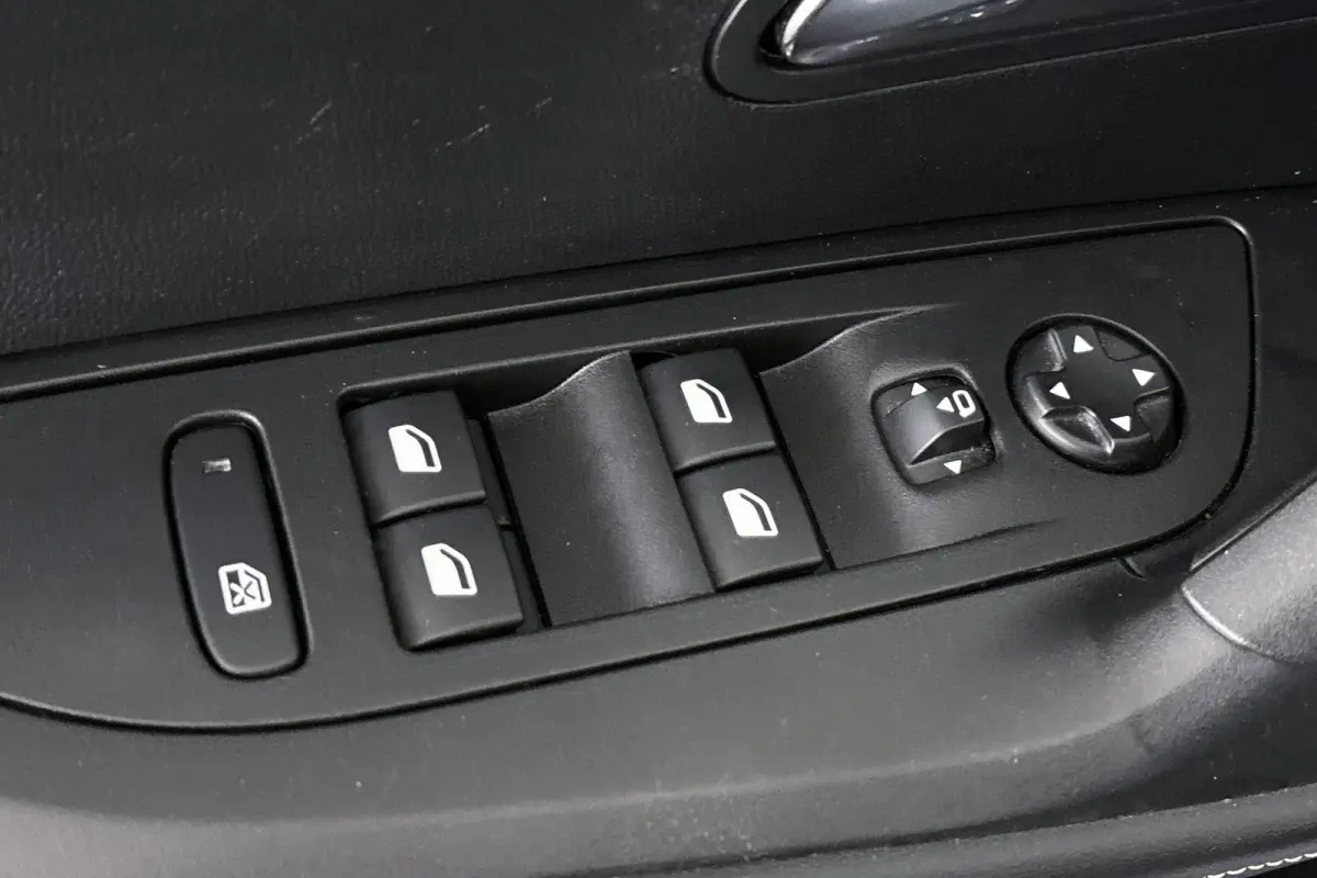 1.2 PureTech 100 Allure Camera Apple CarPlay 17"