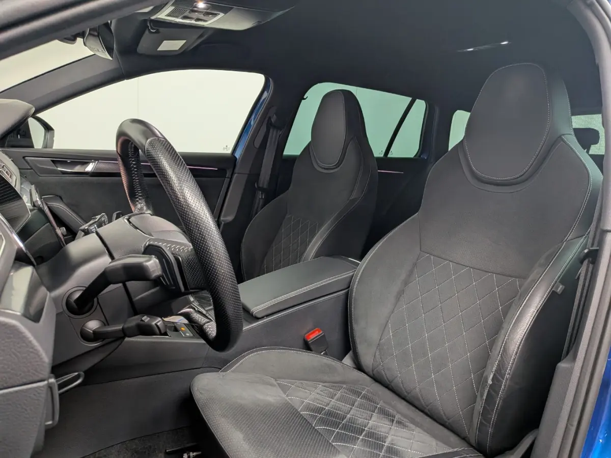 1.4 TSI iV Sportline Business l Elektr. Trekhaak l Matrix LED l 19" l Elektr. Stoel incl Memory l Alcantara/Leder l