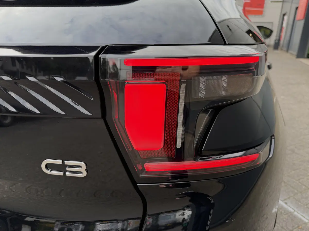 145pk Hybrid Max (Camera - Parkeersensoren V+A - LED - Navigatie - Automatische Airco - Dodehoek detectie - Apple Carplay)