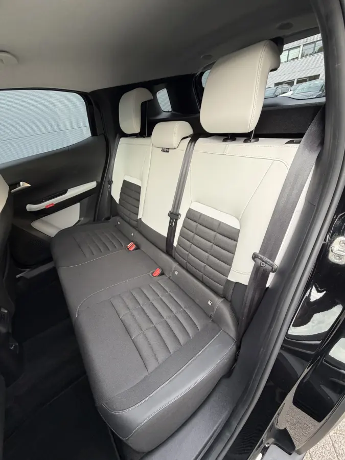 145pk Hybrid Max (Camera - Parkeersensoren V+A - LED - Navigatie - Automatische Airco - Dodehoek detectie - Apple Carplay)