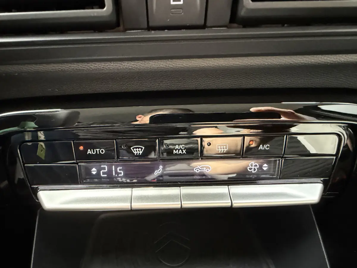 145pk Hybrid Max (Camera - Parkeersensoren V+A - LED - Navigatie - Automatische Airco - Dodehoek detectie - Apple Carplay)