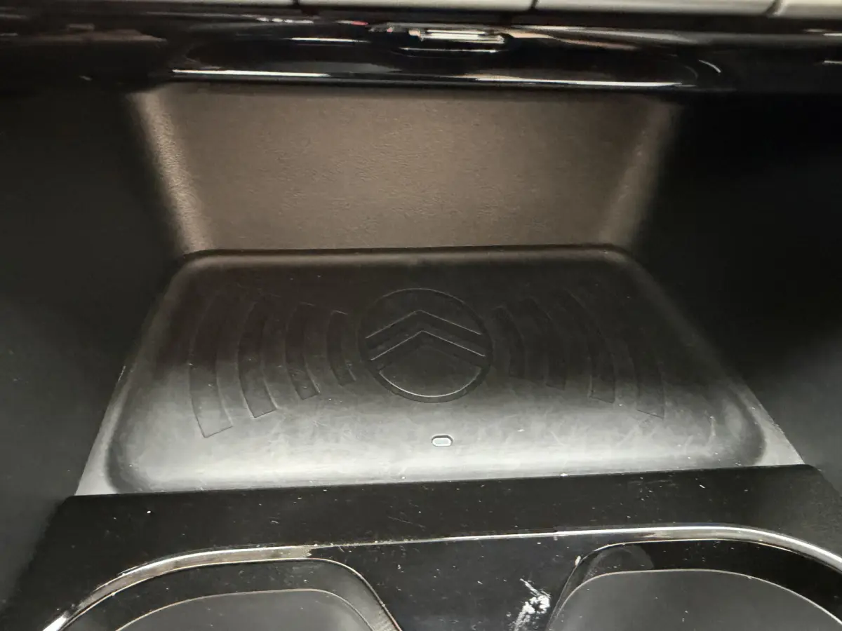 145pk Hybrid Max (Camera - Parkeersensoren V+A - LED - Navigatie - Automatische Airco - Dodehoek detectie - Apple Carplay)