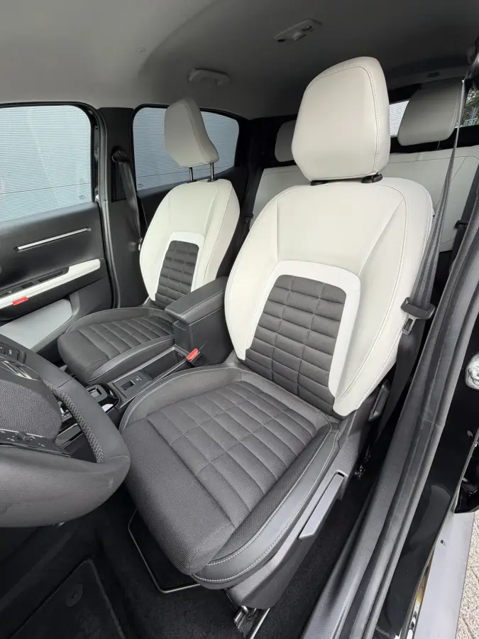 145pk Hybrid Max (Camera - Parkeersensoren V+A - LED - Navigatie - Automatische Airco - Dodehoek detectie - Apple Carplay)