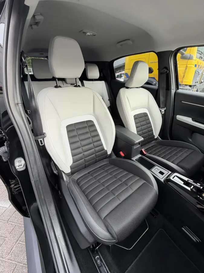 145pk Hybrid Max (Camera - Parkeersensoren V+A - LED - Navigatie - Automatische Airco - Dodehoek detectie - Apple Carplay)