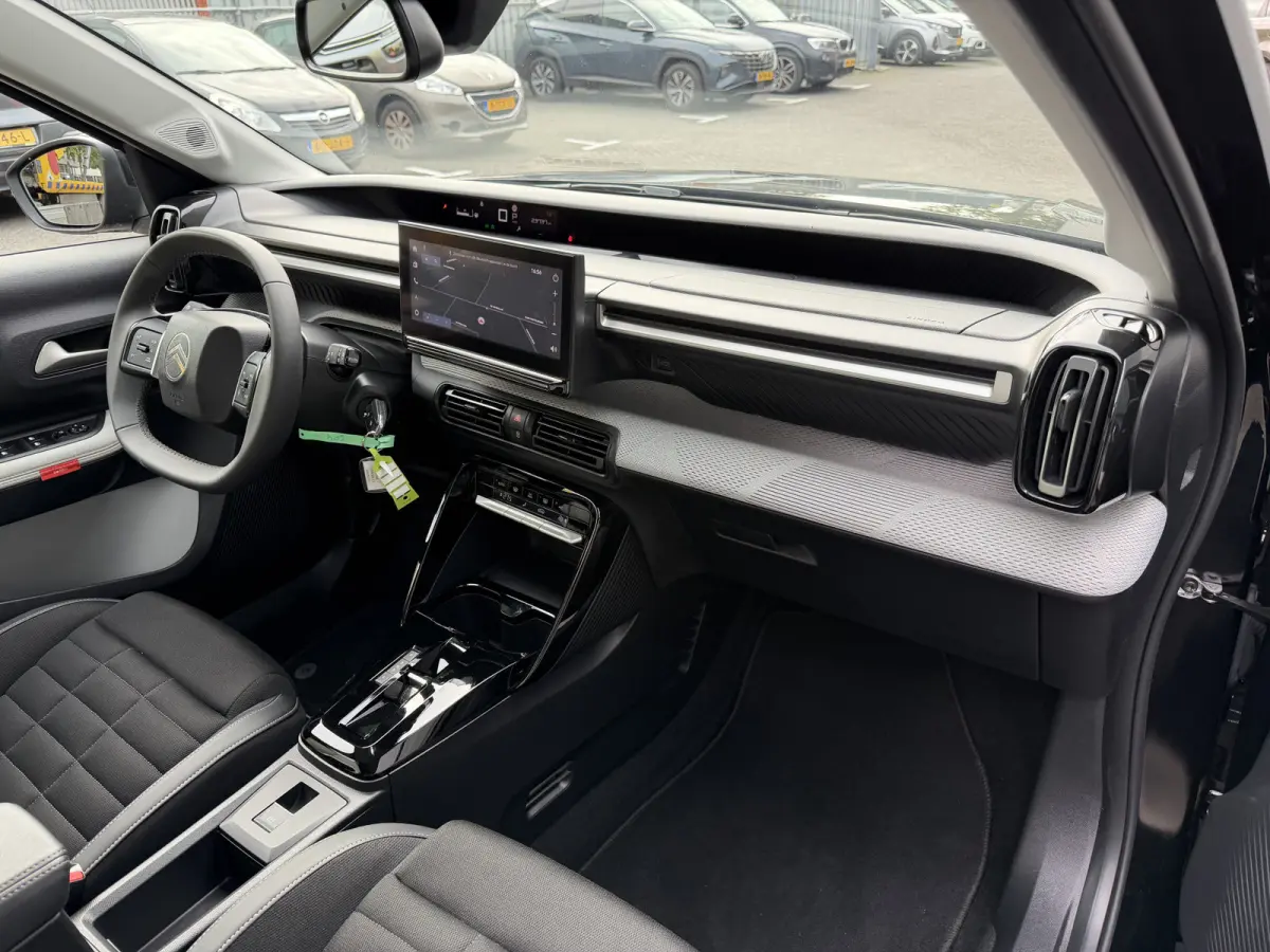 145pk Hybrid Max (Camera - Parkeersensoren V+A - LED - Navigatie - Automatische Airco - Dodehoek detectie - Apple Carplay)
