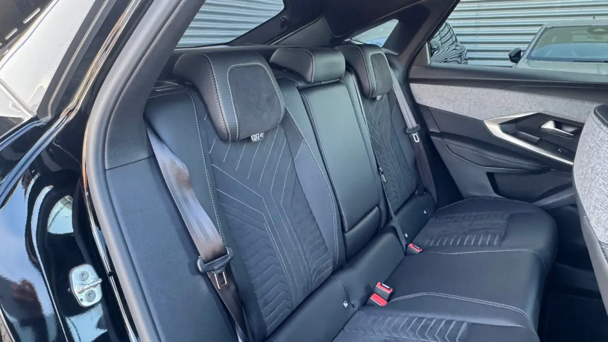 1.2 HYBRID 145PK GT AUTOMAAT / NAVI / LEDER / CLIMA / LED / PDC / 19" LMV / ALCANTARA / CAMERA / WINTERPAKKET / ADAPT. CRUISECONTROL / 1E EIGENAAR / NIEUWSTAAT !!