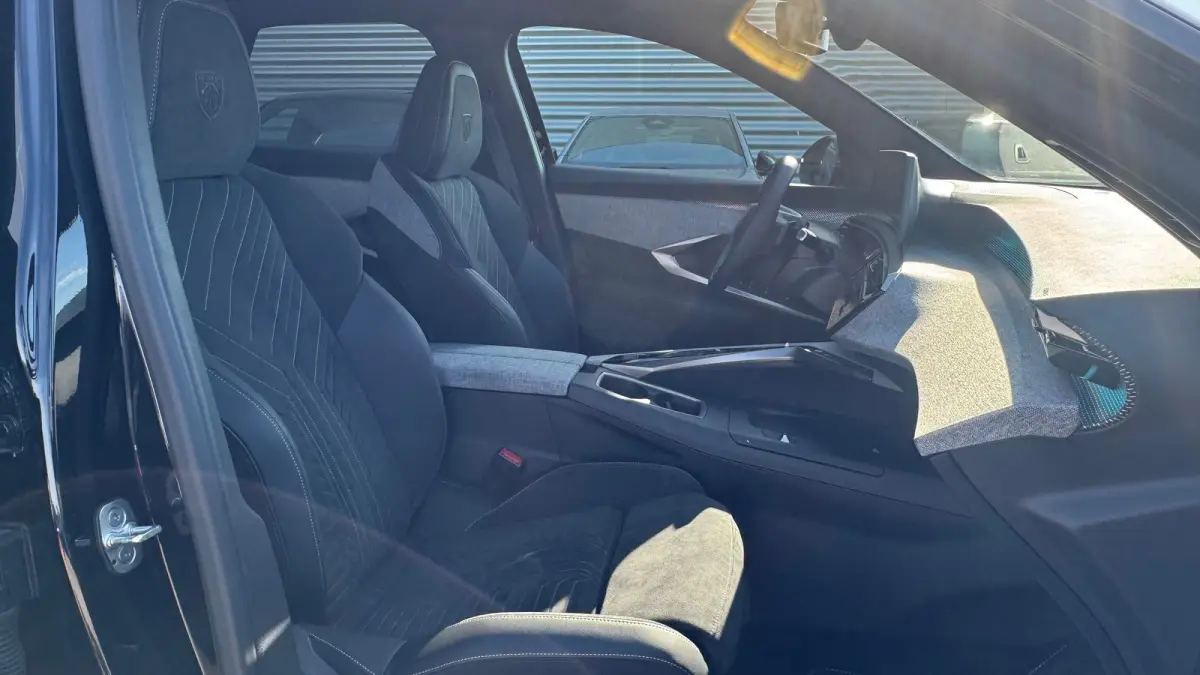 1.2 HYBRID 145PK GT AUTOMAAT / NAVI / LEDER / CLIMA / LED / PDC / 19" LMV / ALCANTARA / CAMERA / WINTERPAKKET / ADAPT. CRUISECONTROL / 1E EIGENAAR / NIEUWSTAAT !!