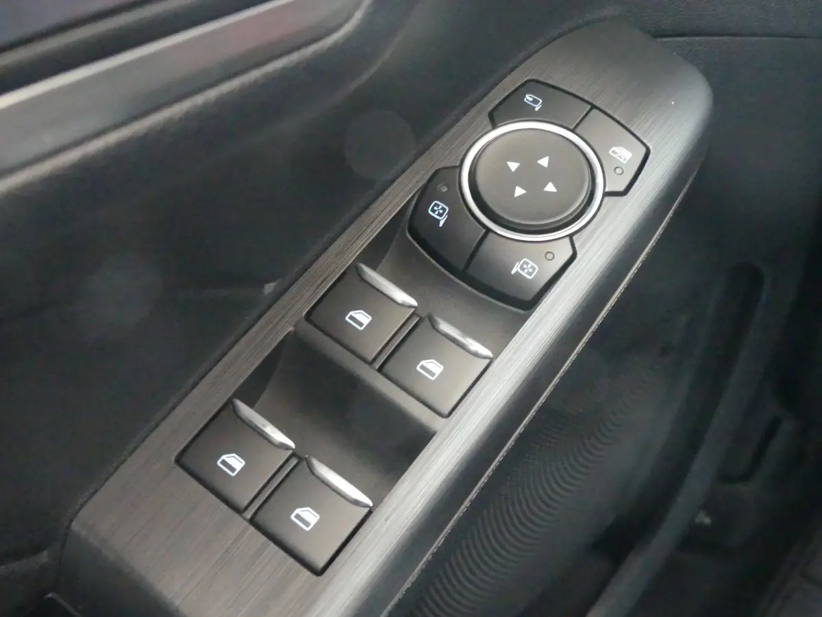2.5 PHEV Titanium | CAMERA | PARKEERSENSOREN V+A | CRUISE | APPLE CARPLAY / ANDROID AUTO | NAVI | LMV 17" |